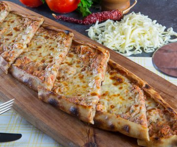 Kıymalı Kaşarlı Pide A Turkish style pizza with minced meat and melted mild cheddar on